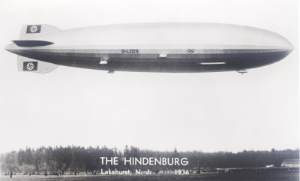 greres Bild - Postkarte Zeppelin Hinden